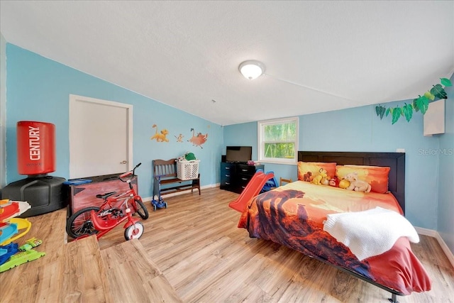 1322 NE 53rd St, Ocala, FL 34479 - bedroom with lofted ceiling, wood finished floors, and baseboards