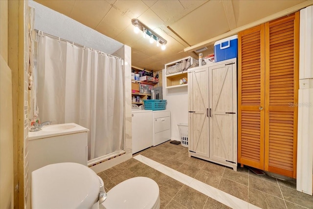 1322 NE 53rd St, Ocala, FL 34479 - full bath featuring washer and clothes dryer, toilet, a stall shower, vanity, and a closet