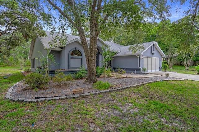 11 Calendula Ct E, Homosassa, FL 34446 - view of front of property with stucco siding, driveway, a front yard, and roof with shingles