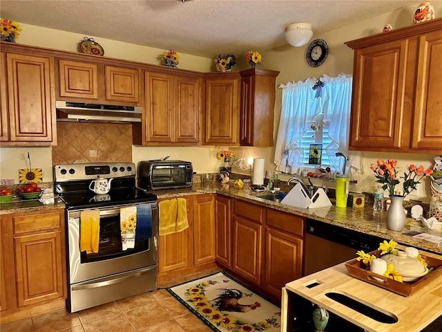 27 Cedar Tree Ter, Ocala, FL 34472 - kitchen featuring stainless steel appliances, under cabinet range hood, brown cabinets, a sink, and a textured ceiling