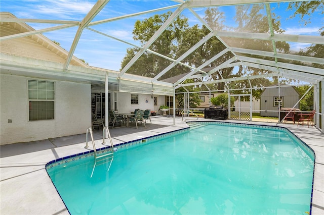 6070 SE 39th Ave, Ocala, FL 34480 - swimming pool with a patio area and glass enclosure