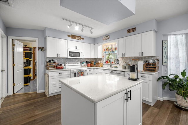 6070 SE 39th Ave, Ocala, FL 34480 - kitchen featuring white appliances, a sink, light countertops, dark wood-type flooring, and tasteful backsplash
