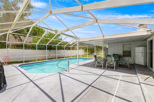 6070 SE 39th Ave, Ocala, FL 34480 - view of swimming pool with a patio area, a fenced backyard, glass enclosure, and outdoor dining space