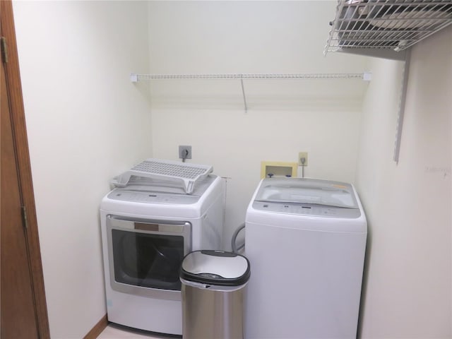 5083 SE 26th St, Ocala, FL 34480 - laundry room featuring independent washer and dryer