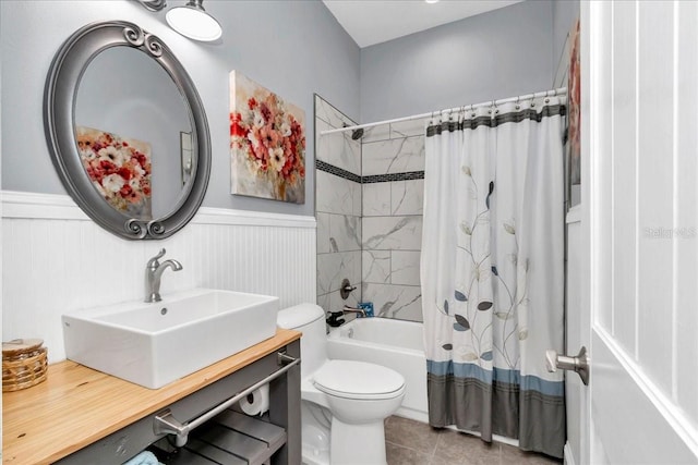 12080 SE Sunset Harbor Rd, Weirsdale, FL 32195 - full bath featuring shower / tub combo with curtain, vanity, wainscoting, and tile patterned floors
