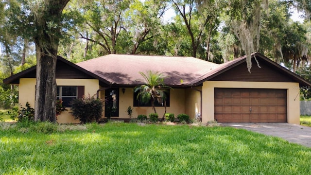 8485 E Hampton Point Rd, Inverness, FL 34450 - single story home featuring stucco siding, an attached garage, a front lawn, and driveway