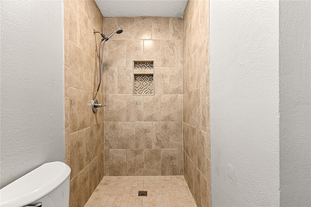6989 SE 52nd Pl, Ocala, FL 34472 - full bathroom featuring a tile shower, a textured wall, and toilet