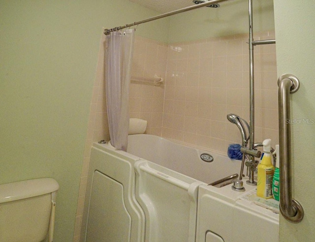 6190 SW 84th Pl, Ocala, FL 34476 - bathroom featuring shower / bath combo and toilet