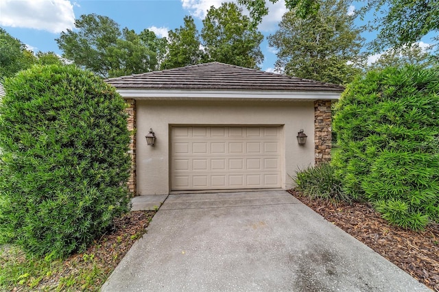 7915 SE 12th Cir, Ocala, FL 34480 - garage featuring driveway