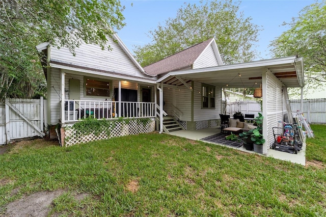 828 SE 3rd St, Ocala, FL 34471 - view of front of property featuring covered porch, a gate, and roof with shingles