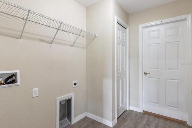 17277 SW 44th Cir, Ocala, FL 34473 - laundry area featuring wood finished floors, electric dryer hookup, baseboards, and washer hookup