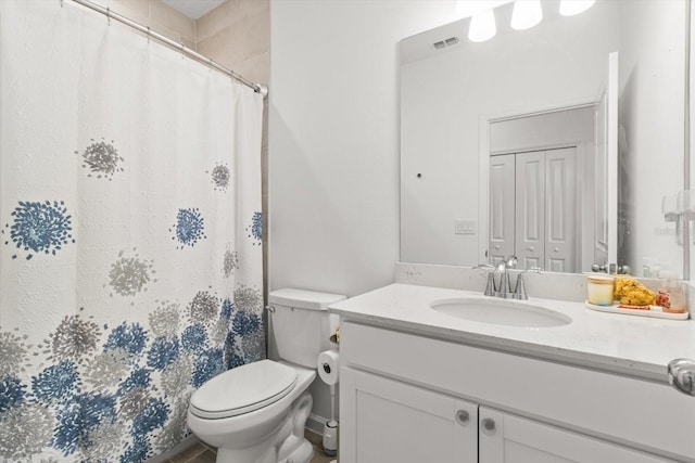 19551 SW 77th Loop, Dunnellon, FL 34432 - bathroom featuring vanity and curtained shower