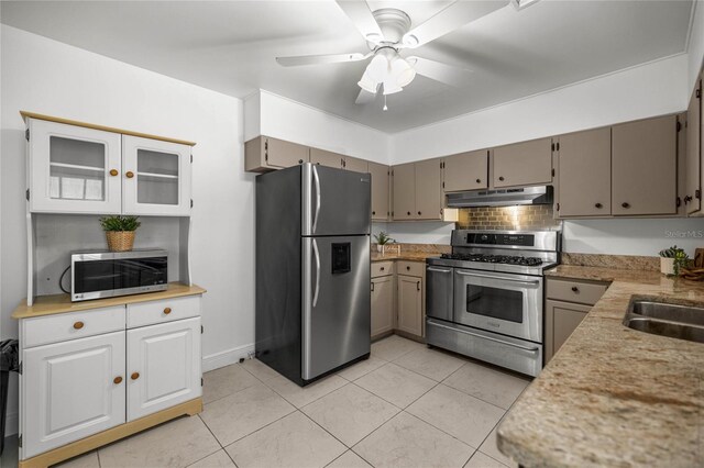 3331 SE 4th St, Ocala, FL 34471 - kitchen featuring stainless steel appliances, under cabinet range hood, a ceiling fan, backsplash, and light countertops