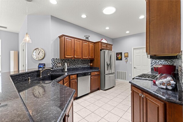 9551 SW 92nd Ter, Ocala, FL 34481 - kitchen with stainless steel appliances, backsplash, a sink, a peninsula, and recessed lighting