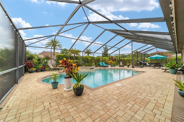 3986 SE 43rd Cir, Ocala, FL 34480 - view of pool featuring a patio, a pool with connected hot tub, and glass enclosure
