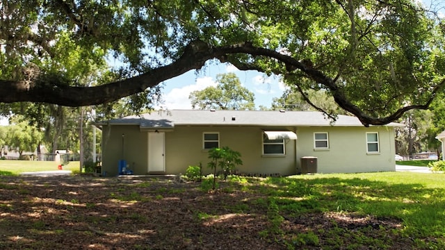 2810 SE Lake Weir Ave, Ocala, FL 34471 - back of house featuring a yard and stucco siding
