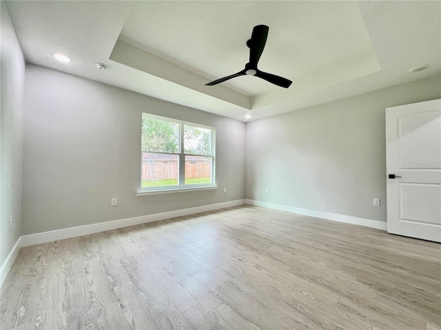 8289 SE 159th Ln, Summerfield, FL 34491 - spare room featuring a raised ceiling, light wood-type flooring, a ceiling fan, recessed lighting, and a smoke detector