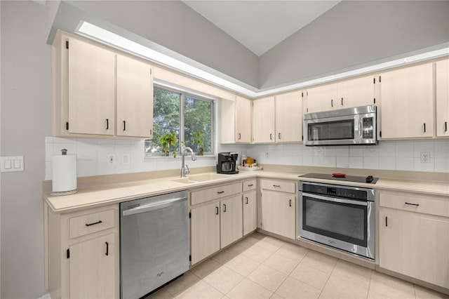 11326 SE 175th Pl, Summerfield, FL 34491 - kitchen with stainless steel appliances, a sink, lofted ceiling, light countertops, and backsplash