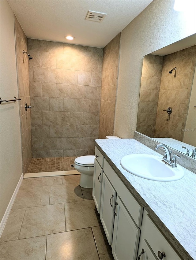 13921 SW 108th Ln, Dunnellon, FL 34432 - full bath featuring a textured ceiling, vanity, tiled shower, toilet, and a textured wall