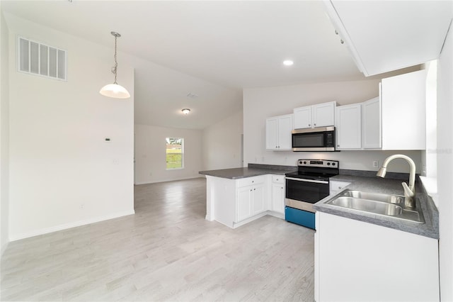 37 Teak Run, Ocala, FL 34472 - kitchen with stainless steel appliances, open floor plan, light wood finished floors, lofted ceiling, and a peninsula