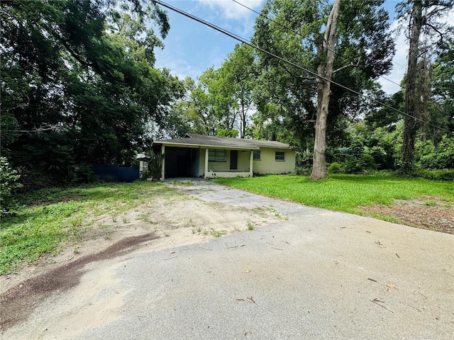 1051 SE 28th Rd, Ocala, FL 34471 - view of front of house with driveway and a front yard