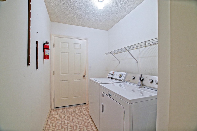 10699 SE 178th St, Summerfield, FL 34491 - laundry room featuring washing machine and clothes dryer and a textured ceiling