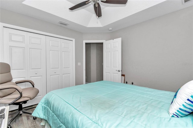 12392 SW 85th Pl, Dunnellon, FL 34432 - bedroom with a closet, wood finished floors, and ceiling fan