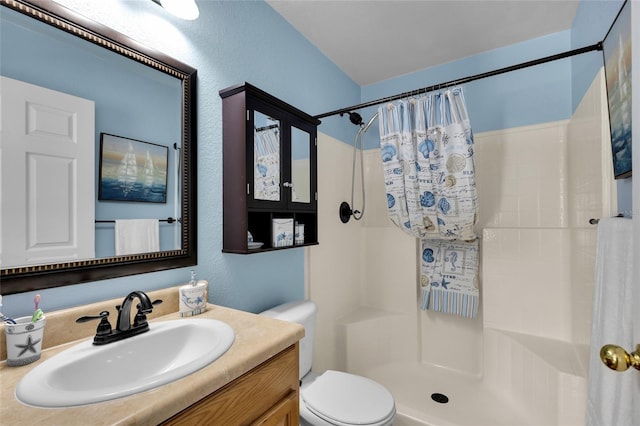 2263 Moines Ct, Dunnellon, FL 34431 - full bath featuring curtained shower, toilet, and vanity