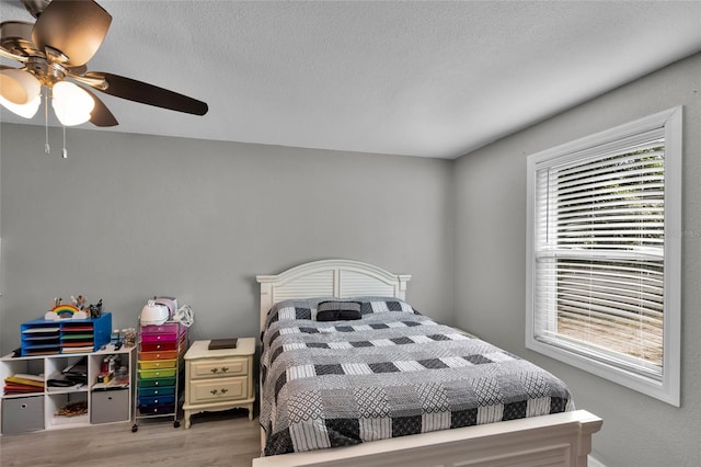 2263 Moines Ct, Dunnellon, FL 34431 - bedroom featuring light wood-style floors, ceiling fan, and a textured ceiling