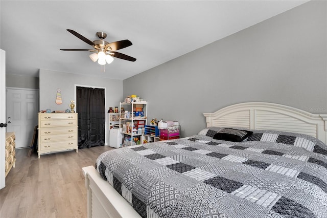 2263 Moines Ct, Dunnellon, FL 34431 - bedroom featuring light wood-style floors, a ceiling fan, and a closet