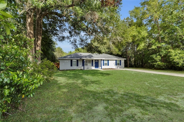 2263 Moines Ct, Dunnellon, FL 34431 - ranch-style home with a front yard