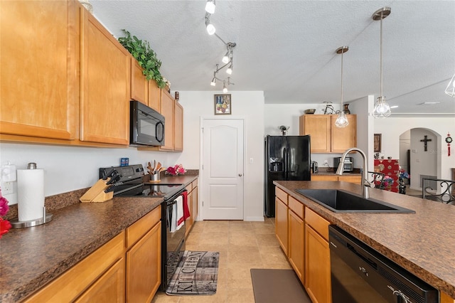 6646 SW 64th Ave, Ocala, FL 34476 - kitchen with black appliances, dark countertops, arched walkways, pendant lighting, and a textured ceiling