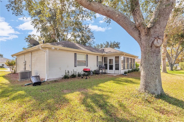 6127 SW 84th Place Rd, Ocala, FL 34476 - back of house featuring a lawn and a sunroom