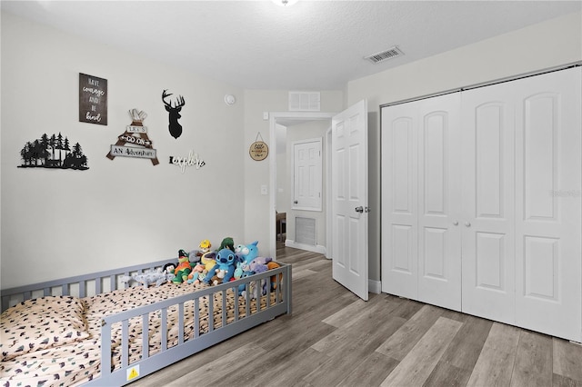 18 Banyan Pass, Ocala, FL 34472 - bedroom featuring wood finished floors, a closet, and a textured ceiling