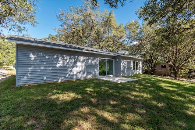 16615 SE 63rd Ln, Ocklawaha, FL 32179 - back of property featuring a yard and a patio