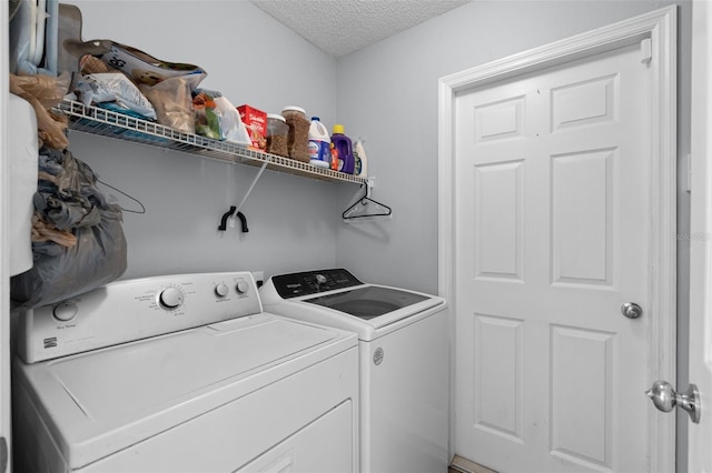 1584 Silhouette Dr, Clermont, FL 34711 - laundry area with independent washer and dryer and a textured ceiling