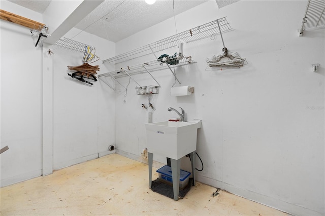 206 N Dundee Way, Inverness, FL 34450 - laundry room featuring a sink and a textured ceiling
