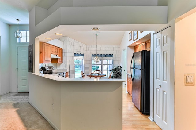 585 W Barrymore Dr, Beverly Hills, FL 34465 - kitchen featuring freestanding refrigerator, electric stove, under cabinet range hood, a chandelier, and a peninsula