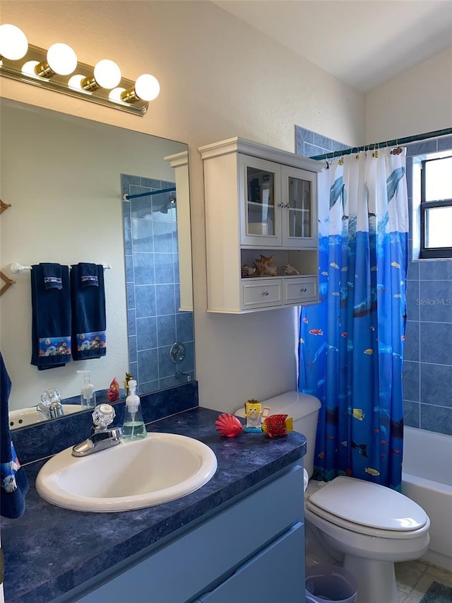 9923 SE 64th Ave, Belleview, FL 34420 - full bath with vanity and shower / tub combo with curtain