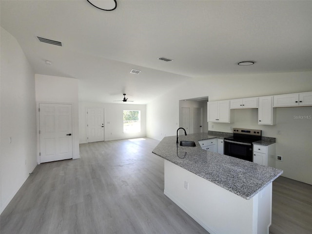 1780 Winding Hills Rd, Dunnellon, FL 34431 - kitchen featuring range with electric cooktop, lofted ceiling, white cabinets, light wood finished floors, and a peninsula