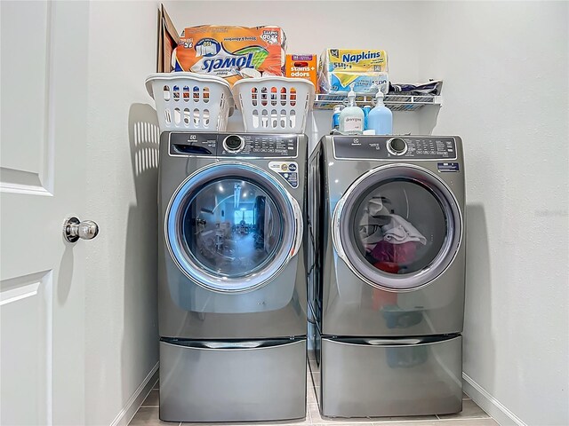 19424 SW 77th Loop, Dunnellon, FL 34432 - washroom featuring washing machine and dryer and baseboards