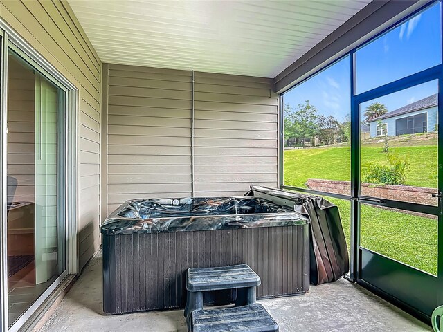 19424 SW 77th Loop, Dunnellon, FL 34432 - sunroom / solarium with a jacuzzi