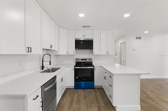 2817 Rheims Ave, Melbourne, FL 32935 - kitchen featuring stainless steel appliances, a peninsula, wood finish floors, light countertops, and recessed lighting