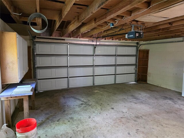 315 NE 2nd Ave, Williston, FL 32696 - garage with a garage door opener