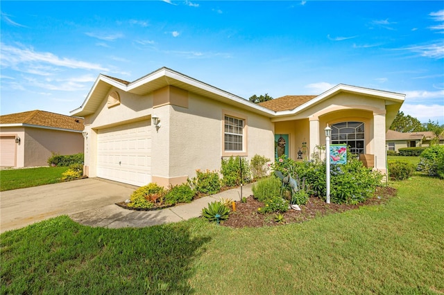 1824 W Zoe Ct, Lecanto, FL 34461 - view of front of home featuring stucco siding, a front yard, an attached garage, and driveway
