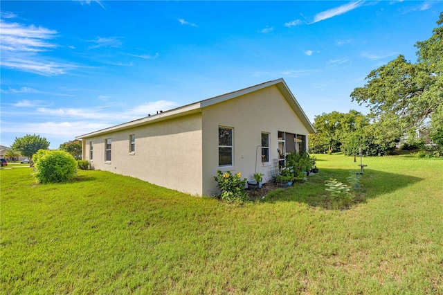 1824 W Zoe Ct, Lecanto, FL 34461 - view of side of home featuring stucco siding and a lawn