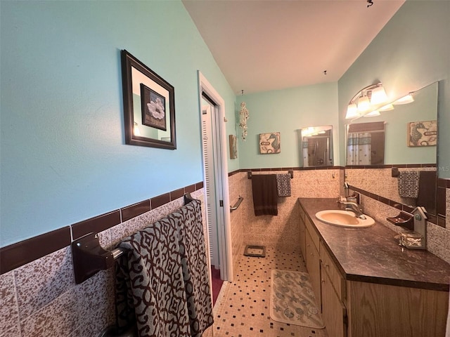 916 Jones Ave, Inverness, FL 34453 - full bathroom featuring tile walls, vanity, and a wainscoted wall