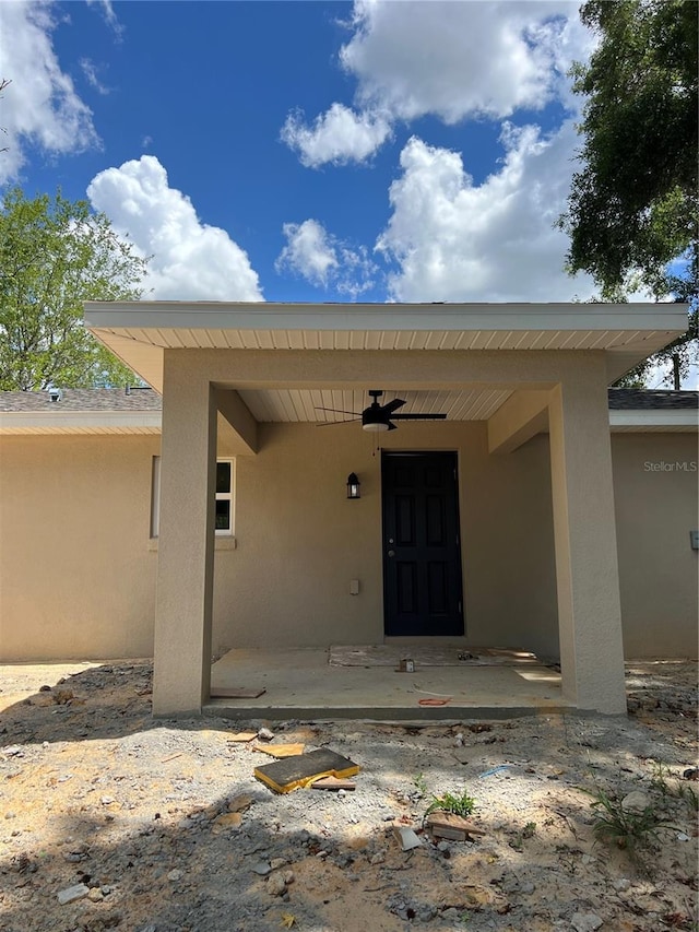 19622 SW Marine Blvd, Dunnellon, FL 34431 - entrance to property with a ceiling fan and stucco siding