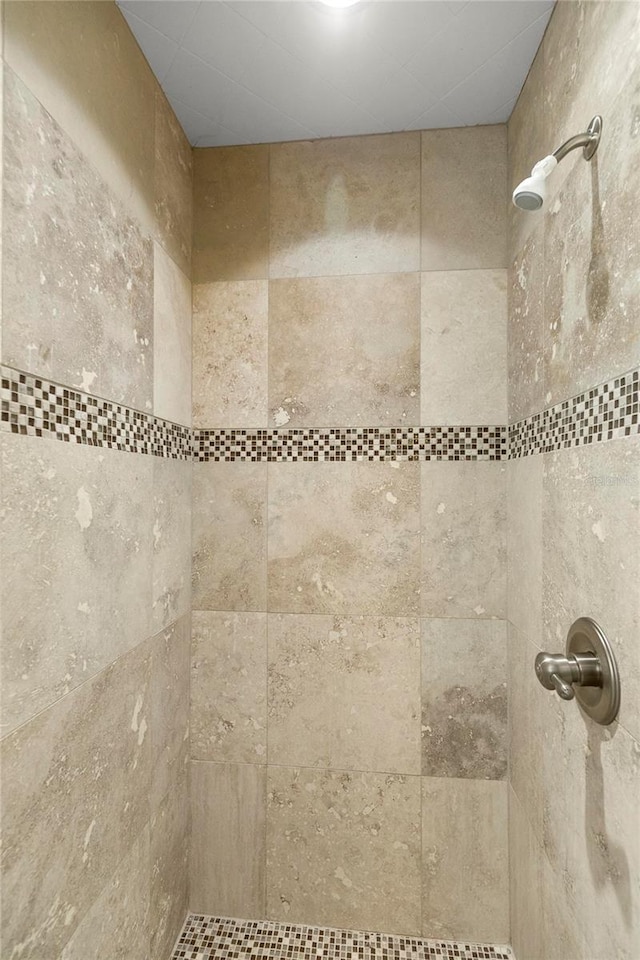200 Asphodel Dr, Dothan, AL 36303 - bathroom featuring tiled shower