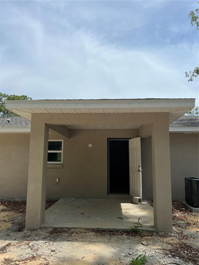 10375 SE 126th Ln, Belleview, FL 34420 - doorway to property with stucco siding and a patio area